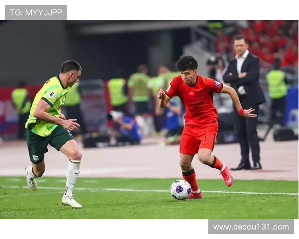 中国男足世预赛关键战迎强敌全队备战冲击出线希望球迷期待主场爆发