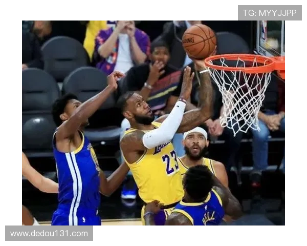 詹姆斯领衔湖人季前赛大胜勇士 库里复出表现抢眼